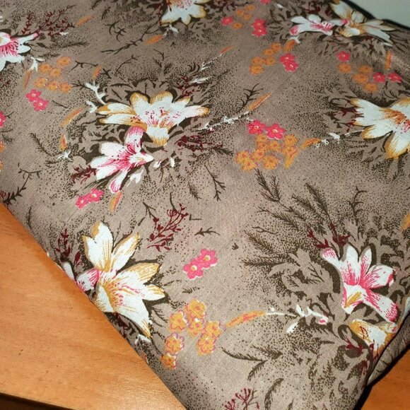 COTTON FABRIC FLORAL PRINT NEW 136" x 33" BEIGE WHITE YELLOW CRAFT SEWING QUILT - Picture 1 of 7